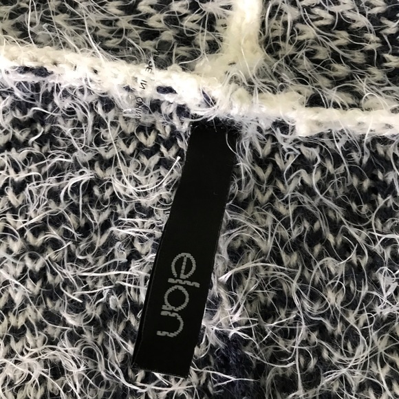 Wrap Poncho Soft and Fuzzy - Picture 6 of 7